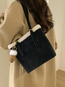 Sac fourre-tout noir minimaliste avec bordure en fourrure et pendentif en forme de gant