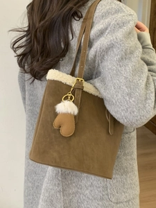 Sac fourre-tout en daim marron avec bordure en laine de mouton et breloque coeur