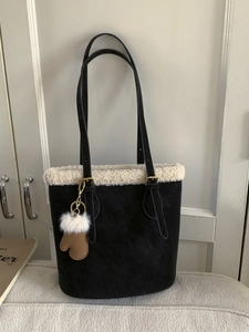 Sac fourre-tout noir en daim avec bordure en laine d'agneau et charm gant pour l'hiver
