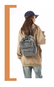 Detailansicht grauer Vintage-Denim-Rucksack mit Reißverschlusstasche vorne im Retro-Stil