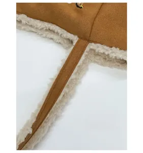 Dettaglio della tracolla in pelle scamosciata marrone con texture morbida e cuciture