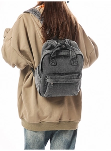Detailansicht des grauen Cord-Rucksacks am Modell mit minimalistischem Retro-Design-Stil