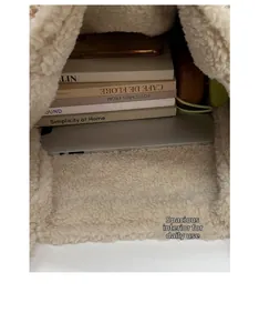 Vista interna della borsa tote in pile bianco crema con grande capacità per laptop e libri