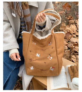 Dettaglio della borsa tote in pelle scamosciata marrone con finiture in shearling