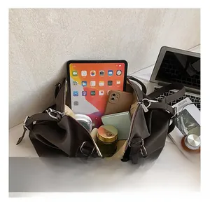 Große braune Shopper-Tasche mit Platz für Tablet, Smartphone und Kosmetik im Detail