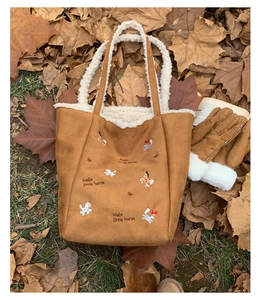 Borsa tote in camoscio marrone con bordo in peluche bianco e ricamo su foglie d'autunno