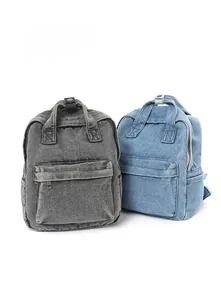 Details zum klassischen Rucksack aus gewaschenem Denim in Dunkelgrau und Hellblau mit Tasche