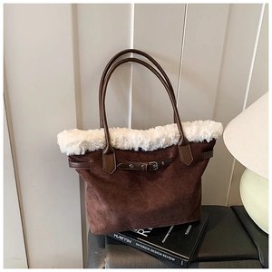 Détail du cabas en daim marron foncé avec bordure en fausse fourrure et boucle