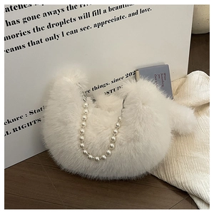 Détail du sac croissant en fausse fourrure blanche avec bandoulière en perles