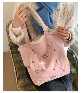 Ricamo dettagliato di cavalli colorati e fodera in peluche su una borsa tote in tela rosa