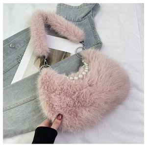 Détail du sac à main rose en peluche avec poignée en perles et anneaux métalliques