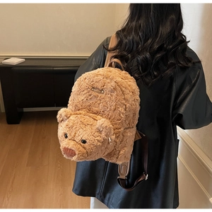 Détail du sac à dos en peluche ours brun avec poignée en cuir et bandoulière réglable