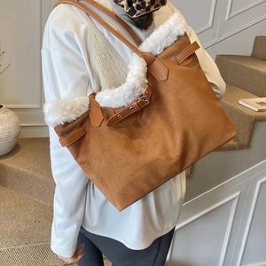 Détail du grand sac cabas en daim marron avec bordure en fausse fourrure et poignées