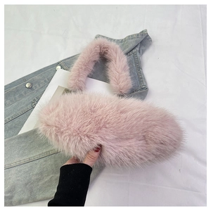 Détail d'un sac à main en peluche rose avec texture douce et poignées moelleuses