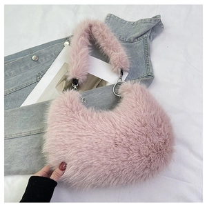 Détail du sac à main croissant en fausse fourrure rose avec texture peluche et anneaux argent