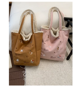 Dettaglio della borsa tote in pelle scamosciata con bordo in lana d'agnello