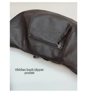 Dettaglio della tasca posteriore nascosta con zip sulla borsa in pelle PU marrone