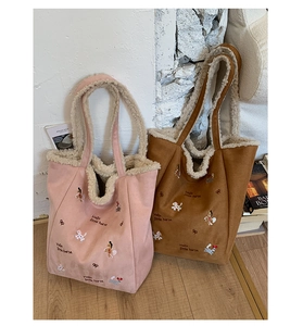 Dettaglio di borse tote in ecopelle scamosciata rosa e marrone con finiture in peluche e ricamo
