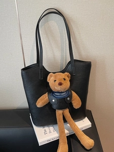Große schwarze Tragetasche mit süßem Teddybär-Anhänger aus Kunstleder für Damen
