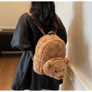 Détail du sac à dos ours en peluche marron avec bretelles en cuir et texture douce en fourrure