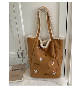 Dettaglio borsa shopper in camoscio marrone con ricami di cavalli e fodera in sherpa