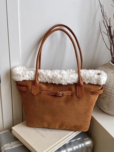 Sac cabas en daim marron avec bordure en fausse fourrure blanche sur valises vintage