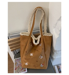 Dettaglio borsa tote in peluche con ricamo a cavallo e bordo in pile morbido
