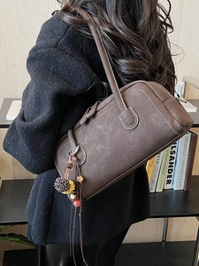 Borsa a spalla retrò in morbida pelle marrone con cuciture bianche e ciondolo