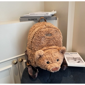 Détail du sac à dos ours en peluche marron avec tête 3D et poignée en cuir élégante