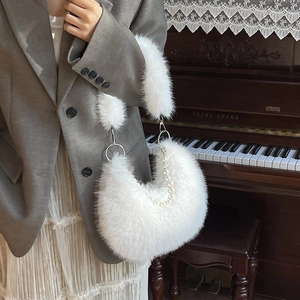 Sac demi-lune en fausse fourrure blanche avec chaîne perlée et anneaux en métal