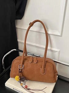 Borsa bowling in pelle marrone con cuciture a contrasto e ciondolo con nappine