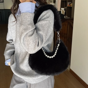 Sac à main croissant en peluche noire avec chaîne de perles et bandoulière douce