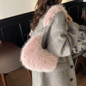 Sac à épaule chic en fausse fourrure rose avec perles et poignée en métal argenté