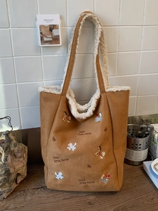 Borsa tote in camoscio marrone con fodera in sherpa e ricami di cavalli alla moda