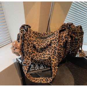 Détail du sac cabas en toile léopard avec fermeture éclair et breloque ours en peluche