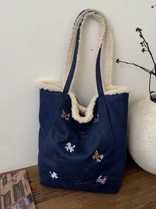 Borsa tote blu scuro in peluche con fodera in lana di agnello e ricami carini