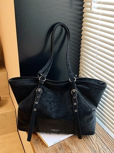 Grand sac cabas noir vintage en similicuir avec boucles argentées sur table en bois