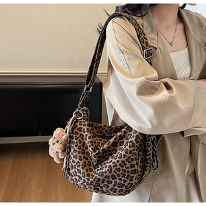 Détail du sac cabas léopard tendance avec large bandoulière et charm ours en peluche