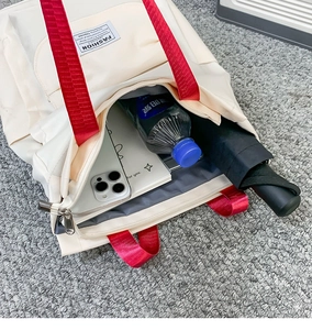 Vue intérieure du sac à dos en nylon beige montrant la grande capacité et le rangement