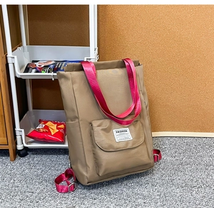 Sac à dos en nylon kaki avec bretelles rose vif et poche frontale magnétique