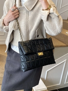 Sac bandoulière matelassé noir en similicuir avec chaîne dorée et fermoir rotatif