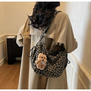 Sac fourre-tout à imprimé léopard porté épaule avec accessoire de porte-clé ours