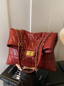 Sac à bandoulière matelassé bordeaux élégant avec chaîne dorée et fermoir rotatif