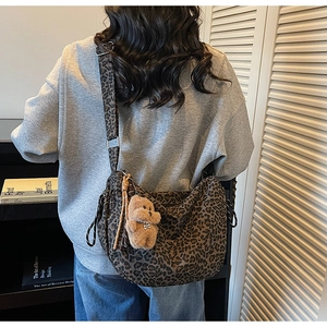 Sac bandoulière imprimé léopard avec breloque ours et large bandoulière réglable