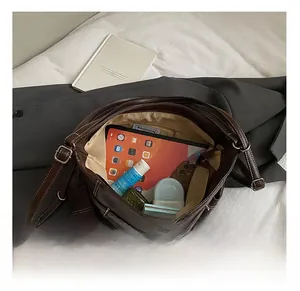 Innenansicht der dunkelbraunen Leder-Tote-Bag mit großem Fassungsvermögen und Fächern