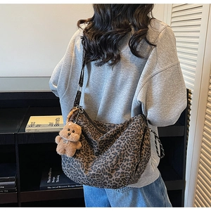 Vue détaillée du sac cabas à motif léopard avec un charmant porte-clés ours brun