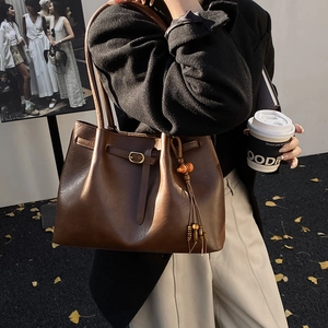 Détails du sac fourre-tout vintage en cuir marron avec pompons et perles en bois