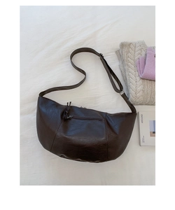 Dettaglio della borsa a mezzaluna in pelle PU marrone scuro vintage con trama morbida