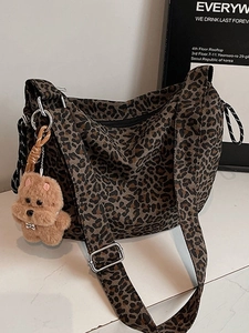 Sac Cabas en Flanelle Imprimé Léopard pour Femmes Sac Bandoulière Vintage Grande Capacité Avec Pendentif Ours en Peluche Sac Hobo Décontracté