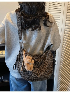 Sac hobo tendance à motif léopard avec bandoulière réglable et breloque ours mignon